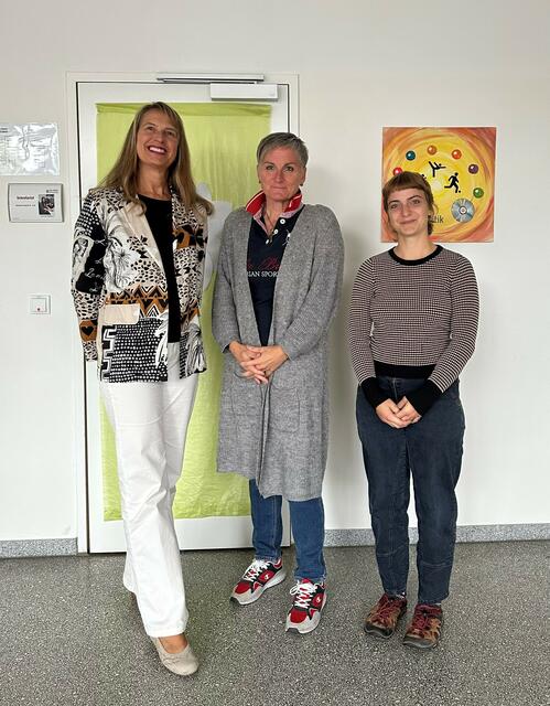 Beratungslehrerin Irene Losgott und Schulsozialarbeiterin Elisabeth Strasser mit Direktorin Susanna Stiftner (Mitte).  | Foto: Sport/Mittelschule St. Valentin