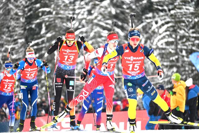 Action in der Loipe bei der Damen-Verfolgung. | Foto: Ski Austria/Weigl