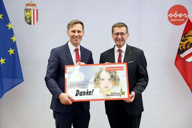 Wirtschaftslandesrat Markus Achleitner (r.) übergab den symbolischen Spendenscheck für die BezirksRundSchau Christkind-Aktion an Mein Bezirk Oberösterreich-Chefredakteur Thomas Winkler.  | Foto: Land OÖ / Denise Stinglmayr