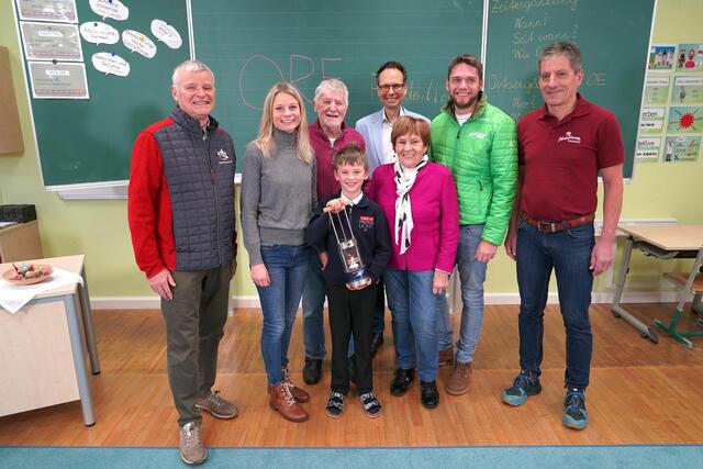 i nach re: Manfred Spitzbart, Nina Grafinger Mutter, Uropa Ferdl Grafinger, Friedenslichtkind Matthias Secklehner, Uroma Maria Secklehner, ORF Günther Madlberger,  Stefan Loidl und Franz Bracher