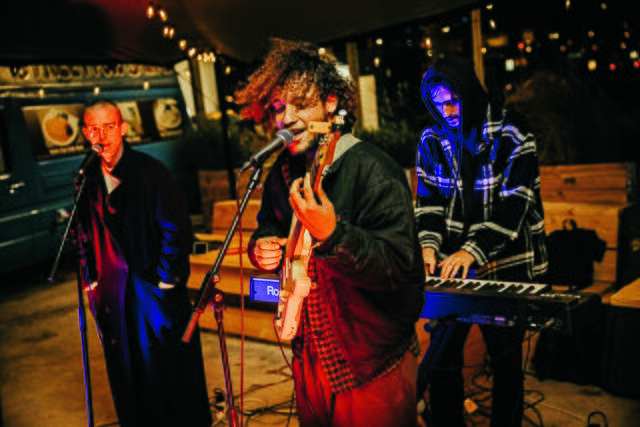 Die Hochzeitsband sorgt für gute Stimmung. | Foto: pexels