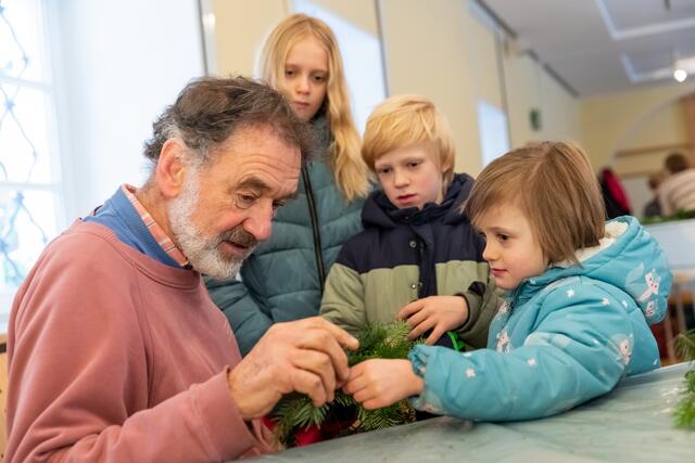 Für Dompfarrer Maximilian Strasser ist das Binden eines eigenen Adventkranzes eine liebgewonne Tradition. | Foto: Mariendom Linz/Richard Haidinger