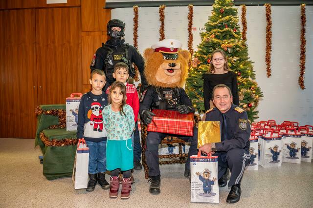 Polizeibär Tommy mit den Kindern aus dem SOS Kinderdorf, einem WEGA-Beamten und Polizeichef Pürstl (r.). | Foto: LPD Wien