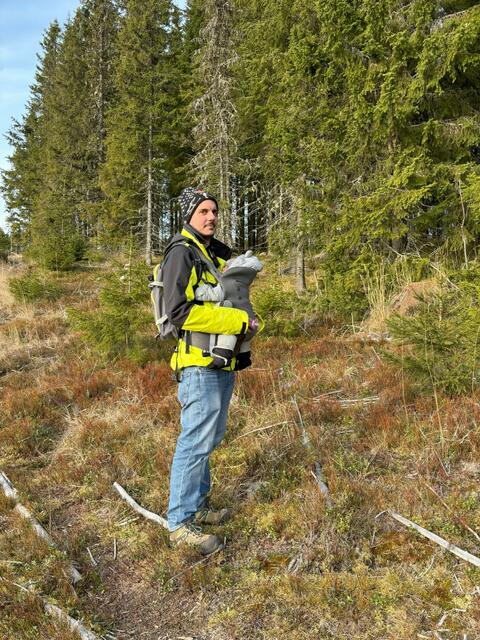 Peter Glück mit Tochter Anna Theresia bei der Christbaumsuche im November im Wald der Familie in Lillehammer, Norwegen. | Foto: Peter Glück