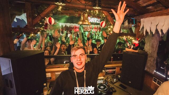 DJ Pablo heizte der Partymenge so richtig ein.  | Foto: Diskothek Herzog