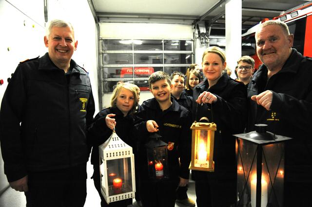 Jungflorianis mit Josef Fuchsberger, Kommandant der FF Ernsthofen und Bezirksfeuerwehrkommandant-Stellvertreter, Carina "Caro" Kampner, Bezirkssachbearbeiterin Jugend, Bezirksfeuewehrkommandant Rudolf Katzengruber. | Foto: Zarl