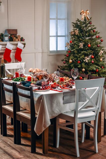Gemeinsam als Familie Vorbereitungen für das Weihnachtsfest treffen. | Foto: ArturVerkhovetskiy/panthermedia.net