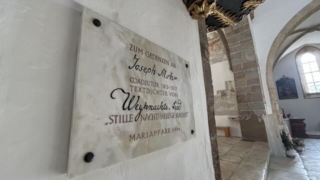 Diese Gedenktafel erinnert an Joseph Mohr und an die Entstehung des "Stille Nacht!"-Textes. Sie findet sich links des Hauptaltars der Basilika Mariapfarr. | Foto: pjw