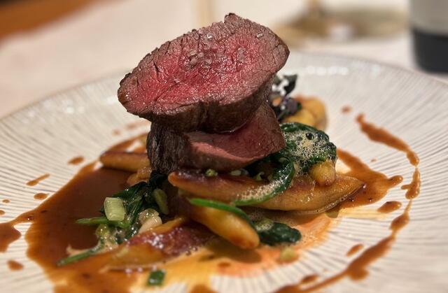 Zur Hauptspeise gibt es ein Filetsteak vom Almox mit Erdäpfelnudeln, Jungspinat, Nussbutterschaum und Jus.
| Foto: Gstöttenbauer