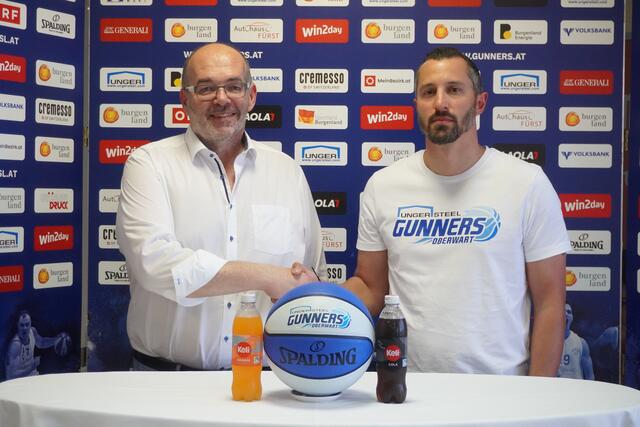 Gunners-Geschäftsführer Thomas Linzer mit Headcoach Matthew Otten | Foto: Michael Strini