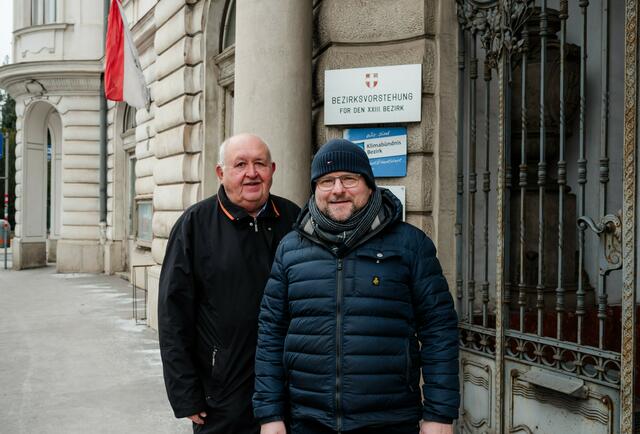 Ernst Paleta (links) mit Christian Steinhoff vor dem Amtshaus Liesing.  | Foto: Pro23