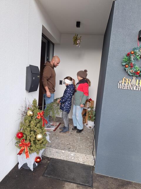 Laura (10) und Emilia (7) aus Riegersdorf freuen sich jedes Jahr auf das „Schappen“. | Foto: Privat