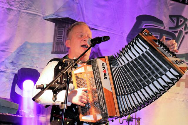 Die Strasser-Harmonika durfte nicht fehlen, die Edlseer genossen den Abend. | Foto: Cescutti