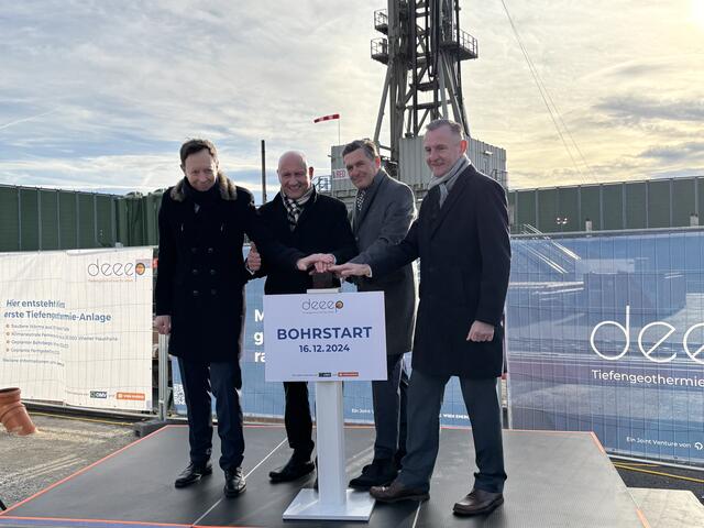 Starteten gemeinsam das Bohren, v.l.: Wien Energie-Geschäftsführer Karl Gruber, OMV-Vorstandsmitglied Berislav Gašo, Wirtschaftstadtrat Peter Hanke (SPÖ) und Wiener Stadtwerke-Generaldirektor Peter Weinelt. | Foto: Johannes Reiterits/MeinBezirk Wien