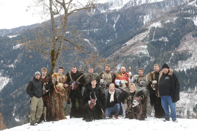 Stefan und Helmut Michael zusammen mit den Gruabn-Teifeln aus Reisseck nach dem Dreh. | Foto: Privat