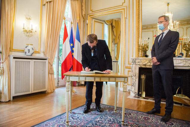 Präsident Macron während seines Besuchs in der Österreichischen Botschaft in Paris (November 2020)
 | Foto: Wolfgang Wagner