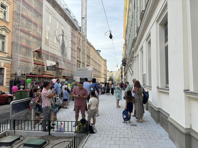 Die Volksschule Hahngasse durfte sich über einen neuen Vorplatz freuen.  | Foto: Fabian Franz/MeinBezirk