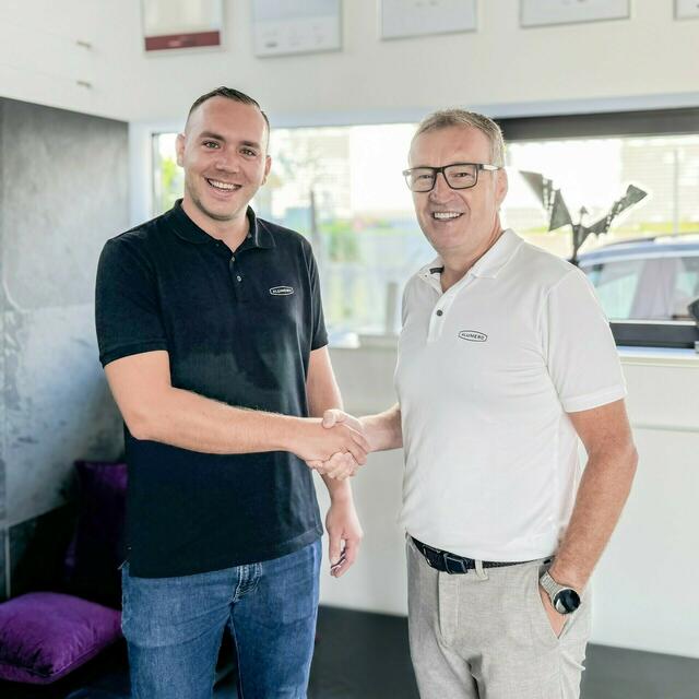 Die Alumero Group mit Sitz aus Seeham ist einer der führenden europäischen Produzenten von Photovoltaik-Montagesystemen. 2024 holte man Patrick Pfeiffer (links) in die Führungsetage. Hier im Bild mit CEO Manfred Rosenstatter (rechts). | Foto: Alumero Group