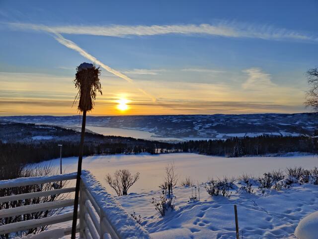 Die Aussicht vom elterlichen Bauernhof der Freundin von Peter Glück. Die Stadt am See ist Lillehammer. Beide Bilder wurden am frühen Nachmittag aufgenommen, es wird derzeit gegen 15 Uhr stockfinster.
 | Foto: Peter Glück