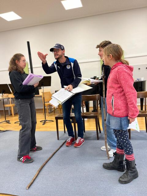 Obmann Alexander Schwab und Kathrin Weinberger proben intensiv mit den elf talentierten Kindern des Ensembles. | Foto: Privat