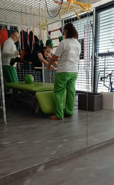 Im "Spider": Eine Form der Therapie speziell für die Körperwahrnehmung. | Foto: Ernecker