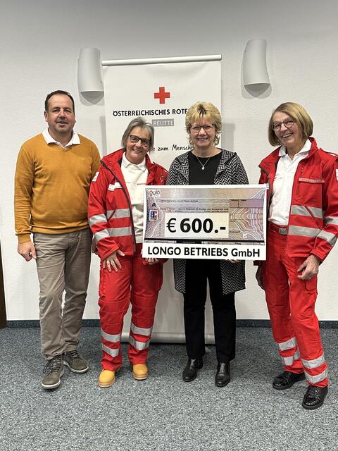 Bei der Spendenübergabe v.l.: Andreas Inwinkl (Leiter Rettungsdienst), Bernadette Tangl, Claudia Schreieck und Reinhilde Gratl. | Foto: privat