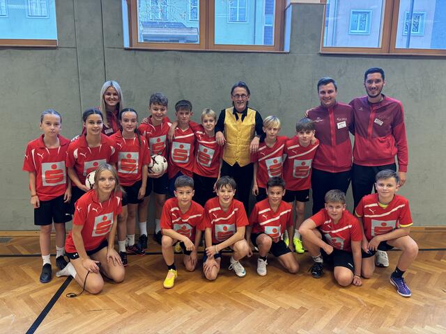Direktor Hans-Jörg Unterkofler mit seinen Sportlehrern sowie den Kickerinnen und Kickern des FSSZ | Foto: MeinBezirk.at