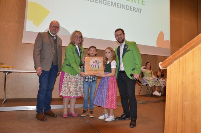 Bgm. Bruno Aschenbrenner, Sandra Hölbl, die Kinderbürgermeister Fabian Leitner und Katharina Hölzl und Mathias Rosenberger. | Foto: Oblak