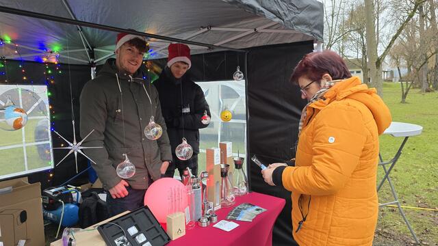 Auch Glasbläser Franz-Eric Kocher stellte seine Kunstwerke zur Schau. Bei seinem Stand konnte man sich sogar seine eigene Christbaumkugel blasen.