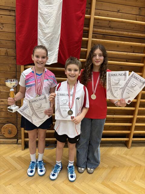 Von links: Emma Gérard, Paul Gérard und Helene Linninger. | Foto: Askö Enns Badminton