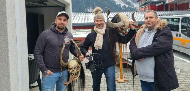 Der Mölltaler Schnitzer Stefan Schaller mit Stefan Placzek und Helmut Michael Kemmer | Foto: Privat