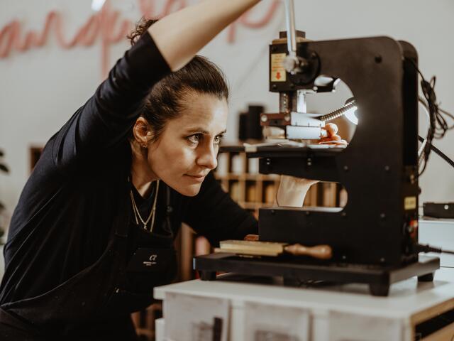 Roth arbeitet wie ihre Berufsvorfahren. Sie braucht nur ganz wenig Strom, arbeitet hauptsächlich mit den eigenen Händen und mit seit tausenden Jahren unveränderten Werkzeugen. | Foto: Chris Perkles