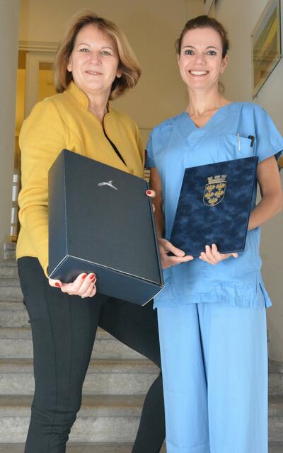 Pflegedirektorin Silvia Hickelsberger gratulierte im Namen der Mitarbeiter des Landesklinikums herzlich zu dieser bravourös gemeisterten Ausbildung. | Foto: LK Stockerau-Korneuburg