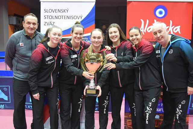 Obmann Hermann Moser; Daniel Kelly; Anita Nyitrai; Olha Ponko; Arantxa Cossio; Mariam Alhodaby und Trainer Andras Podpinka (von li. nach re.). | Foto: Schwaighofer