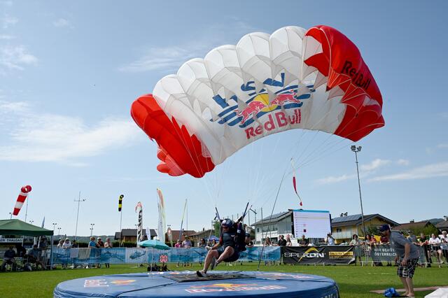 Vom 23. bis 25. August 2024 wurde der Himmel über Thalgau zur Bühne der Elite des Fallschirmspringens. Bei der 14. Auflage des Fallschirm-Zielsprungweltcups lieferten die besten Athleten der Welt beeindruckende Präzisionslandungen.  | Foto: HSV Red Bull Salzburg