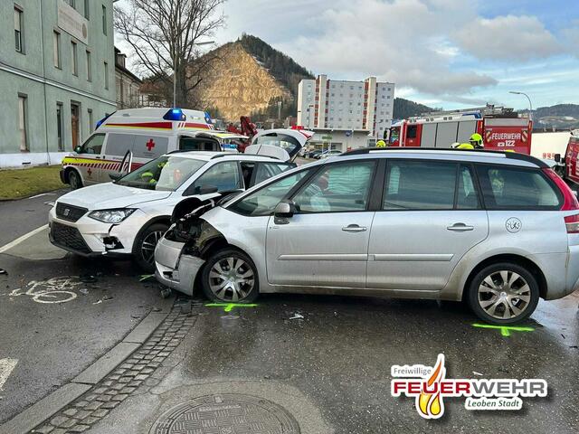 Im Bereich der Forstinger-Kreuzung kam es am Montagmorgen zu einem Verkehrsunfall mit drei beteiligten Fahrzeugen. | Foto: FF Leoben-Stadt