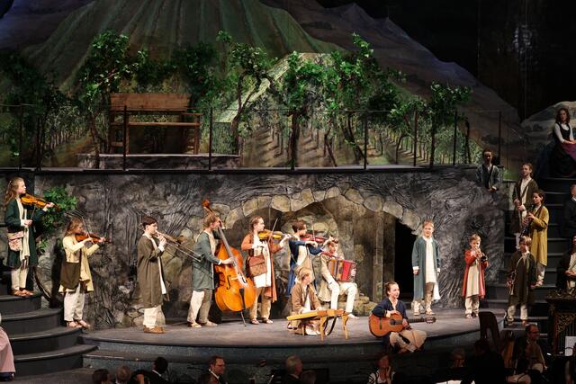 Dietmar Solt gestaltete das Bühnenbild mit einem Weinberg, der stilistisch an die Bühnenmalerei angelehnt ist. Die Form der Berge und Weinberge verdoppelt sich im Eisernen Vorhang, was dem Zuseher eine neue Perspektive bietet. | Foto: Salzburger Adventsingen / Franz Neumayr