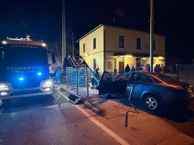 Nach der Freigabe durch den ÖBB-Einsatzleiter konnte das Fahrzeug geborgen werden. | Foto: FF Neudörfl