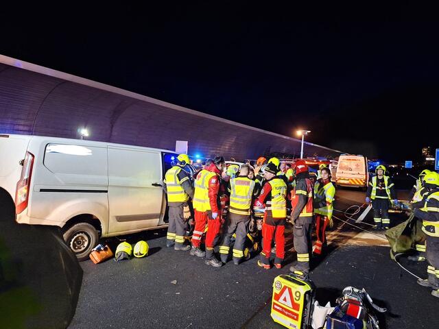 Die Versorgung nach der Rettung übernahmen das Rote Kreuz und der eingetroffene Rettungshubschrauber. | Foto: FF Schwechat