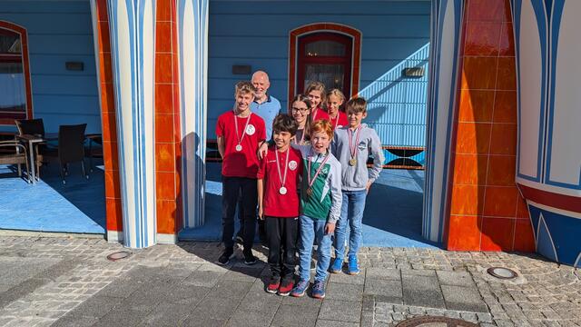Medaillengewinner Blitzschach Mittwoch, von links: vorne Tony Pollak, Valentin Lichtl, Mitte: Michael Wimmer, Nina Gaisberger, Pleimer, hinten Reinhard Heimberger (Betreuer), Stella Haslinger, Alina Donets | Foto: Thomas Pollak