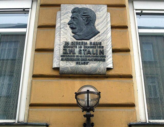 Seit mehr als 70 Jahren ziert eine Stalin-Gedenktafel ein Gebäude in Meidling – die einzige im Westen, die noch immer an den sowjetischen Diktator erinnert. | Foto: HANS KLAUS TECHT / APA / picturedesk.com