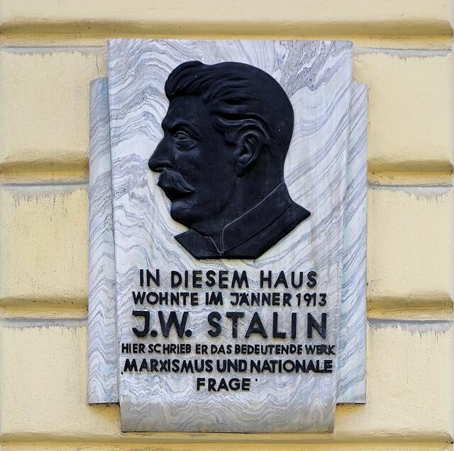 Die Gedenktafel von Josef Stalin in der Schönbrunner Schlossstraße sorgt seit Jahrzehnten für Diskussionen. | Foto: C.Stadler/Bwag; CC-BY-SA-4.0.