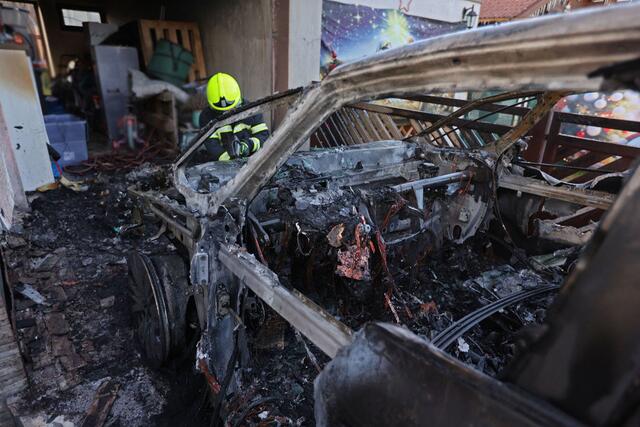 Atemschutzträger verhinderten Schlimmeres und löschten den Brand unter schwierigen Bedingungen. | Foto: BFKDO BADEN / Stefan Schneider