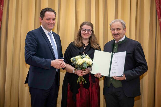 Landwirtschaftsminister Norbert Totschnig, Tochter Sarah Schickbauer und Bürgermeister Georg Schickbauer (v. l.). | Foto: BML