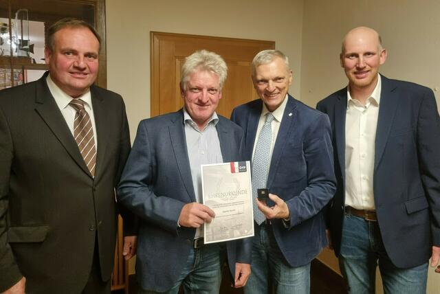 Von links: Der Bürgermeister von Koppl, Rupert Reischl, Martin Reichl, der Landtagsabgeordnete Josef Schöchl und der Gemeindeparteiobmann Stefan Kittl. | Foto: Schöchl