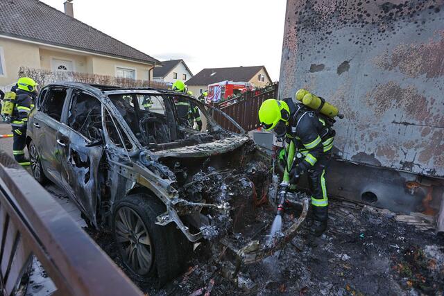 Durch den starken Wind breitete sich das Feuer rasch aus. | Foto: BFKDO BADEN / Stefan Schneider