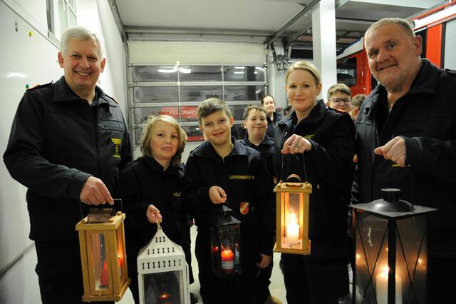 Carina "Caro" Kampner, Bezirkssachbearbeiterin Jugend, Bezirksfeuewehrkommandant Rudolf Katzengruber und sein Stellvertreter Josef Fuchsberger danken der Feuerwehrjugend von Wolfsbach sowie der Feuerwehrjugend von Meilersdorf für ihre Bereitschaft, am Heiligen Abend das Friedenslicht zu verteilen.
 