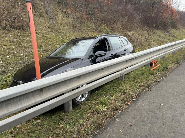 Der Lenker wurde durch den Unfall in seinem Pkw eingeklemmt. | Foto: FF Mattersburg