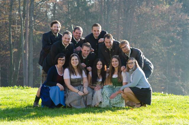 Die Mitglieder des neuen Theatervereins: hinten: Walter Koch, Alexander Imhof, Rene Grill, Mitte: Matthias Loibner, Martin Fuchshofer, Lukas Ruhri, Martin Friessnegg, vorne: Regisseurin Cäcilia Zöhrer, Lena Edegger, Franziska Kumpitsch, Veronika Pölzl und Claudia Steirer (vl.) | Foto: Elisabeth Gollien