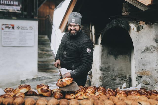 Günther Katschner backte vor Ort Brot im Holzofen.  | Foto: Stefanie Oberhauser
